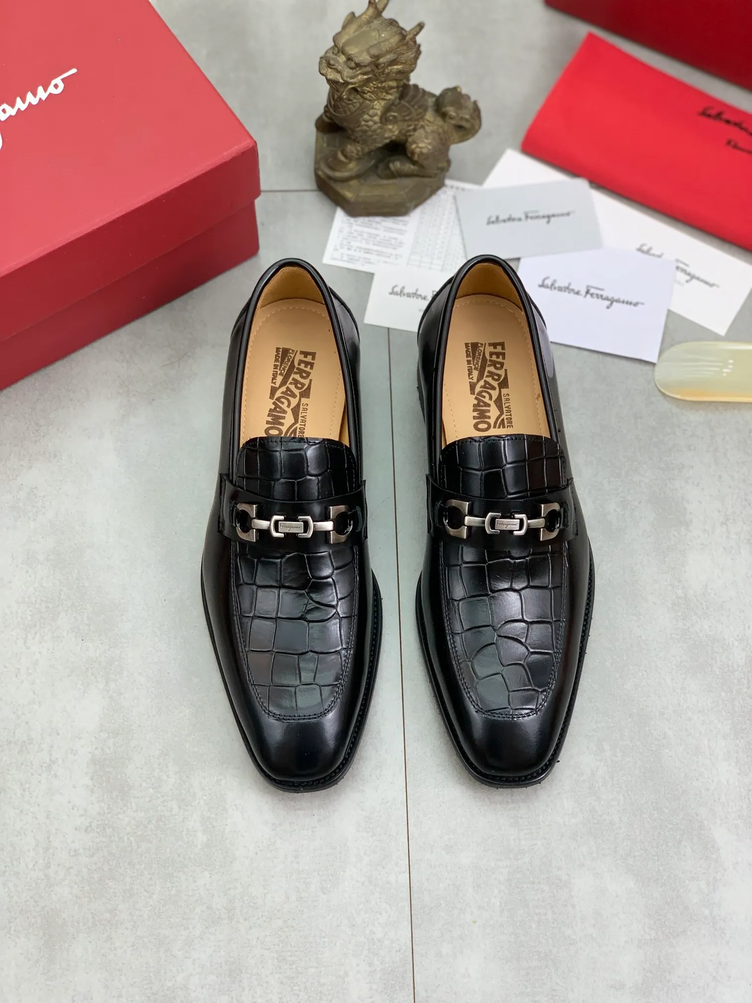 Men's Men's Shoes 💰P460💰[New Style] Water-dyed Niuli 🆘[Salvatore Ferragamo] Ferragamo's latest casual business leather shoes for men! Available at counters simultaneously! The fabric is made of specially imported original pebbled calfskin, and the lining is made of imported water-dyed cowhide. It is absolutely luxurious and leads the fashion trend. Matching code: 38-45 (46 can be customized) multiple colors available